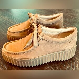 CLARKS Originals Womens Torhill Bee Nubuck Tan Shoes 7.5 US. LIKE NEW!